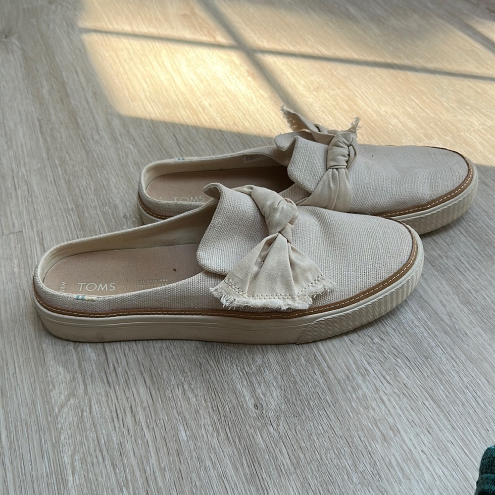Tom’s slip on sneakers